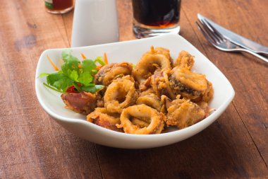 Kızarmış kalamar halkaları 