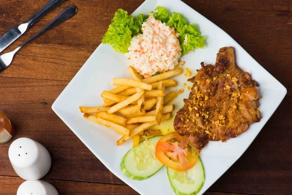 Tavuk biftek ile kızarmış patates