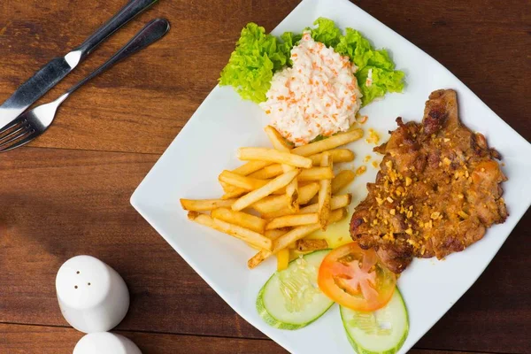 Tavuk biftek ile kızarmış patates