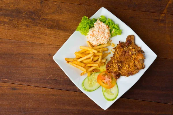 Tavuk biftek ile kızarmış patates