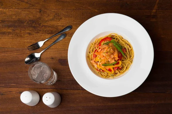 Spaghetti with smoked salmon — Stock Photo, Image