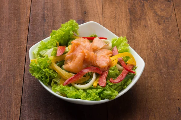 Ensalada con salmón ahumado —  Fotos de Stock