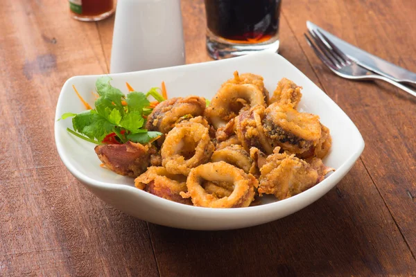 Kızarmış kalamar halkaları 