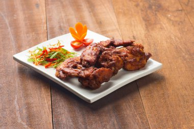 Kızarmış tavuk kanatları