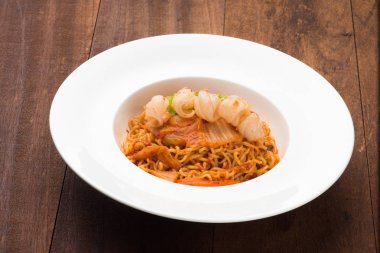 Kimchi kalamar ve ramen 