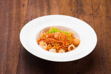 Kimchi kalamar ve ramen 