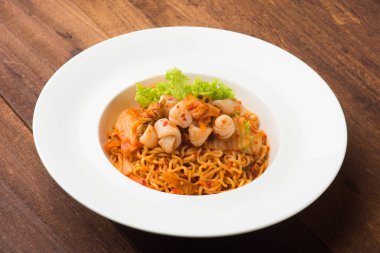 Kimchi kalamar ve ramen 