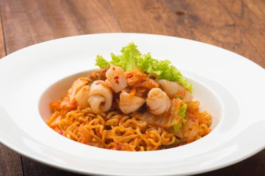 Kimchi kalamar ve ramen 