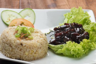 Kızarmış domuz eti ve pirinç 