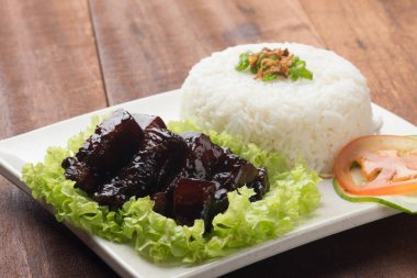 Kızarmış domuz eti ve pirinç 