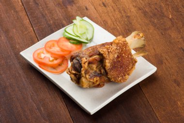 Kızarmış domuz budu.