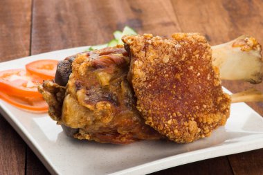 Kızarmış domuz budu.