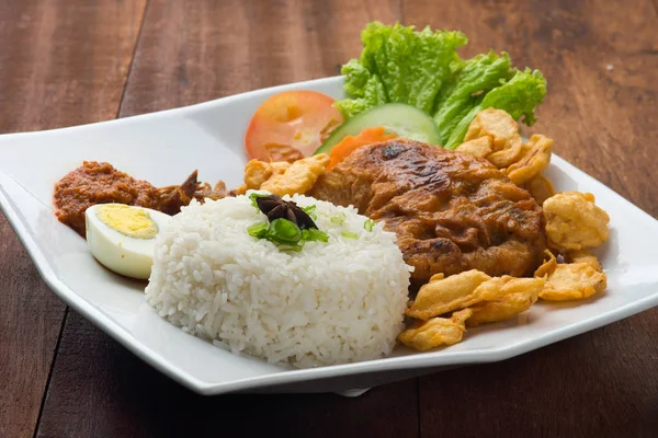 Arroz e frango frito — Fotografia de Stock