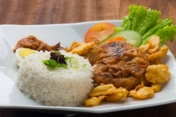 Arroz e frango frito — Fotografia de Stock