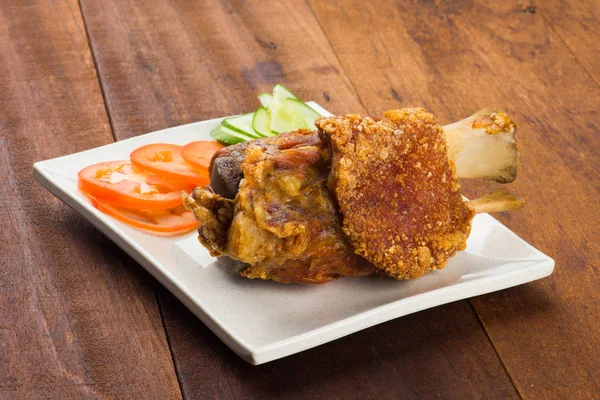 Kızarmış domuz budu.