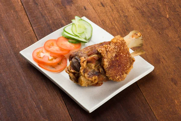 Kızarmış domuz budu.