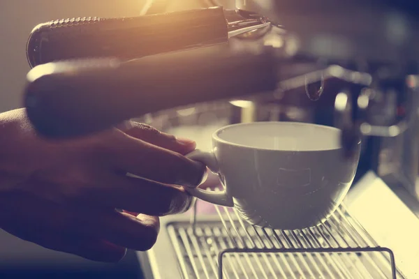 Barista maken van koffie — Stockfoto