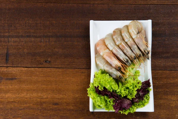 Замороженные креветки и салат — стоковое фото