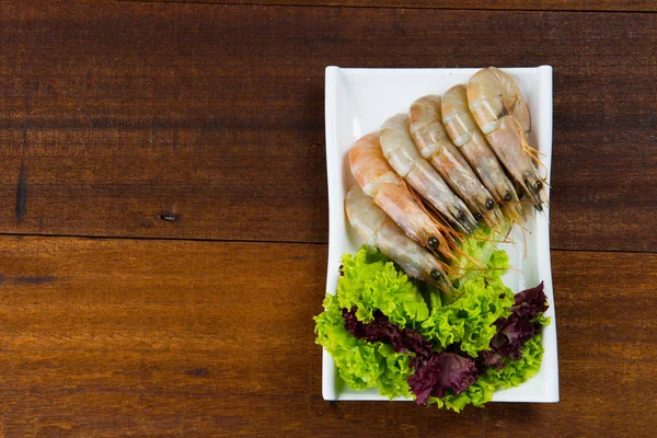 Замороженные креветки и салат — стоковое фото