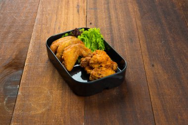 kızarmış tavuk taze marul ile