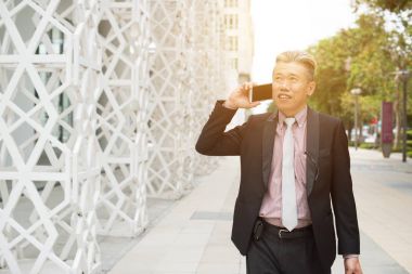 cep telefonu konuşurken işadamı