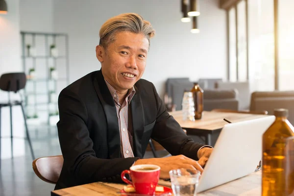 Asiatische Geschäftsmann mit Laptop — Stockfoto