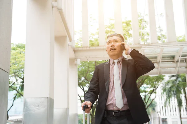 Zakenman praten over mobiele telefoon — Stockfoto