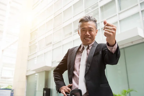 Azjatycki biznes biznesmen showung kciuk — Zdjęcie stockowe