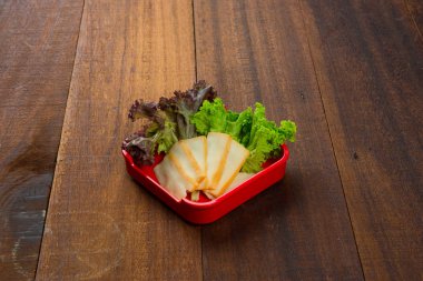 Balık köftesi taze marul ile