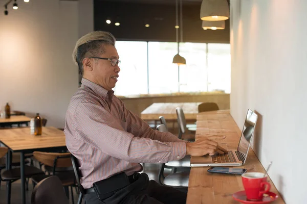 Businessman using laptop — Stock Photo, Image