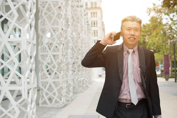 Businessman talking over mobile phone — Stock Photo, Image