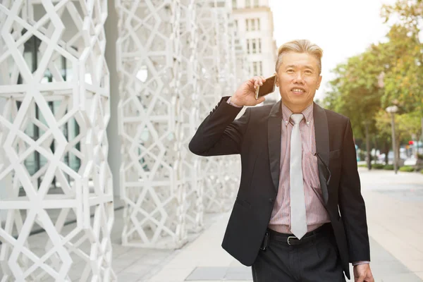 Biznesmen rozmawiających przez telefon komórkowy — Zdjęcie stockowe