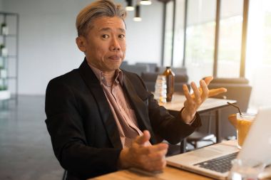 Asya iş adamı kullanarak dizüstü bilgisayar