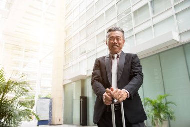 bavul ile Asya iş adamı