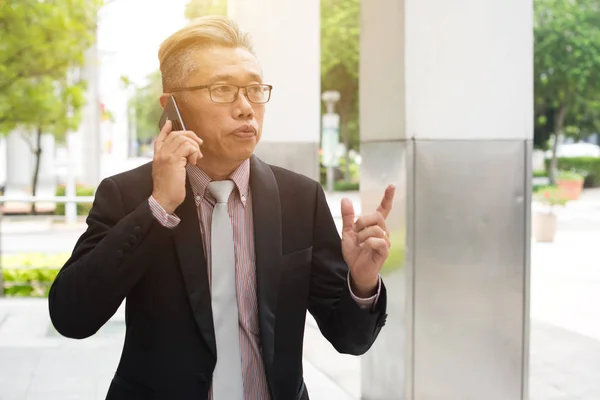 Businessman talking over mobile phone — Stock Photo, Image