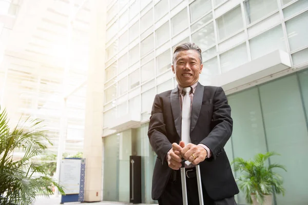 bavul ile Asya iş adamı