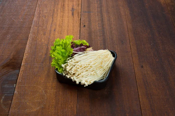 Enoki mushroom and fresh lettuce — Stock Photo, Image