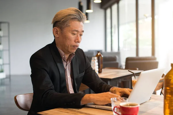 Empresário asiático usando laptop — Fotografia de Stock