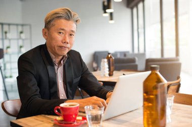 Asya iş adamı kullanarak dizüstü bilgisayar