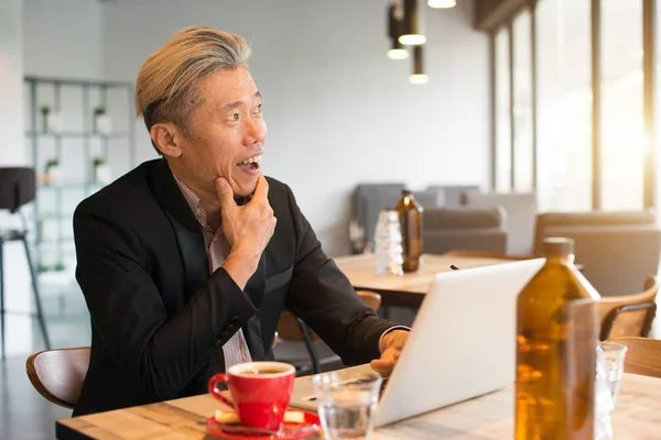 Азіатський бізнесмен використовує ноутбук — стокове фото