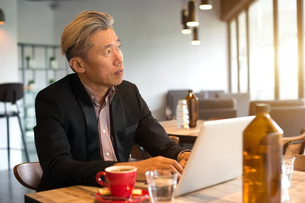 Empresário asiático usando laptop — Fotografia de Stock