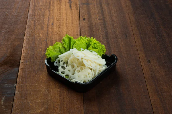 Raíz de loto en rodajas y lechuga fresca — Foto de Stock