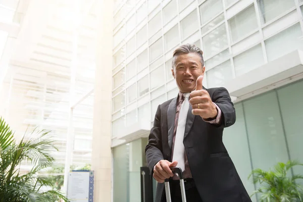 アジア系のビジネスマン showung 親指アップ — ストック写真