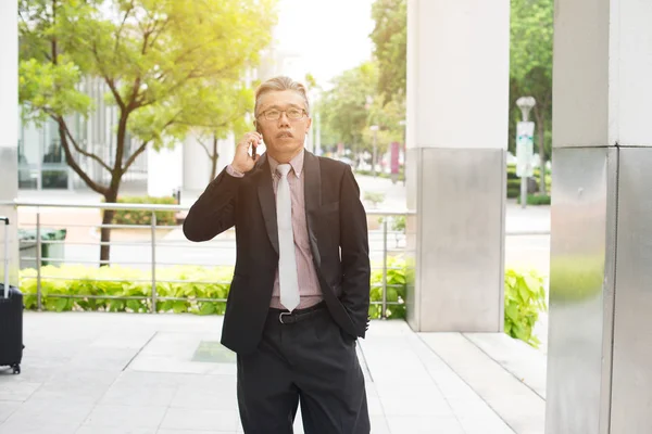 Businessman talking over mobile phone — Stock Photo, Image