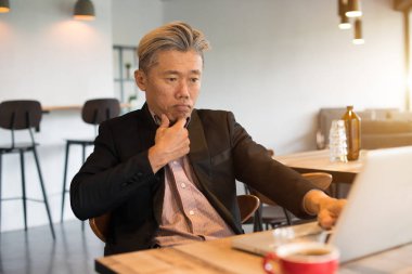 Asya iş adamı kullanarak dizüstü bilgisayar