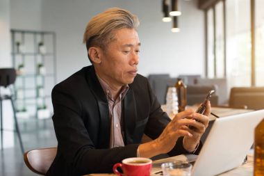 Dizüstü bilgisayar kullanan iş adamı