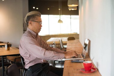 Dizüstü bilgisayar kullanan iş adamı