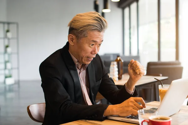 Asiatico uomo d'affari utilizzando laptop — Foto Stock