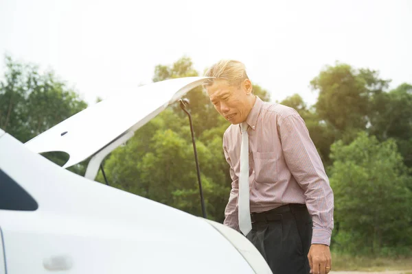 Businessman near broken car — Stock Photo, Image