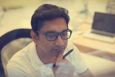 Yakışıklı Hintli işadamı